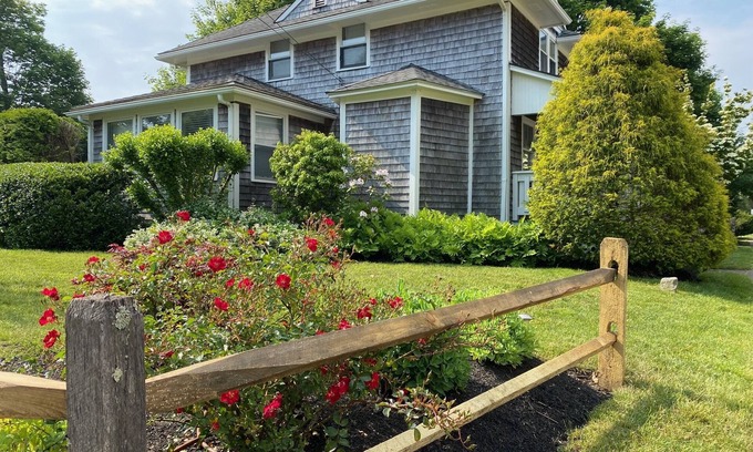 Oak Bluffs House | Location, Charm, & Steps to Town/Beach - Central AC, 100% Renewable Energy