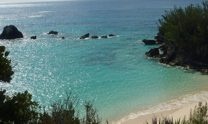 Southampton Apartment | LOCATION! LOCATION! on Bermuda's Gold Coast of beautiful Beaches & Restaurants