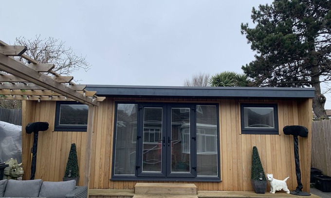 Hove Cottage | Lodge , air con , free parking , mini bar