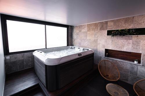 Blagnac Apartment | Loft 150 m2 Jacuzzi, Sauna et Massage