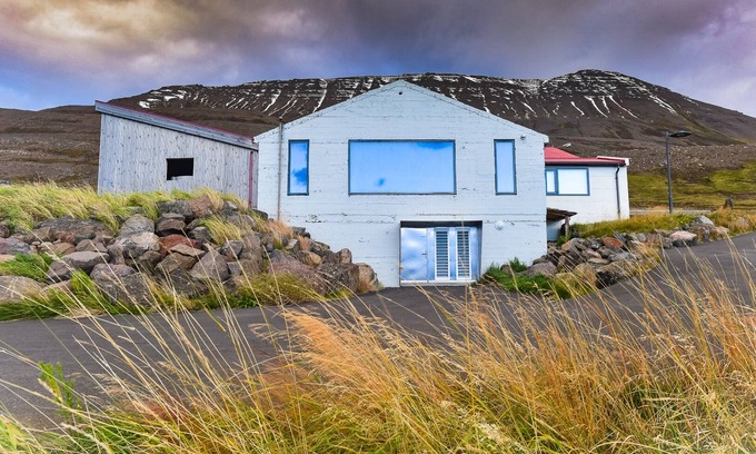 Hauganes House | Loft house with incredible views of the fjord