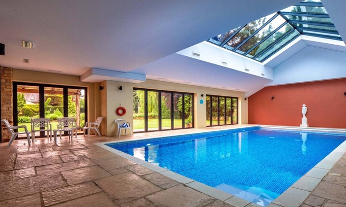 Kingham Cottage | Loft in Cotswolds with Pool & Scenic Gardens