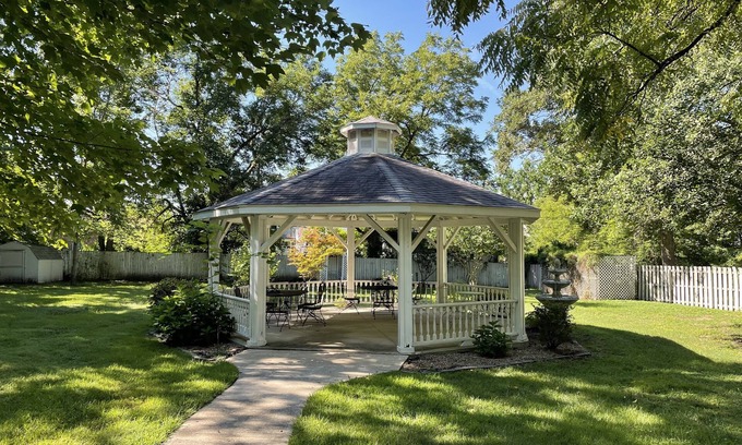 Fulton Bed & Breakfast | Loganberry Inn