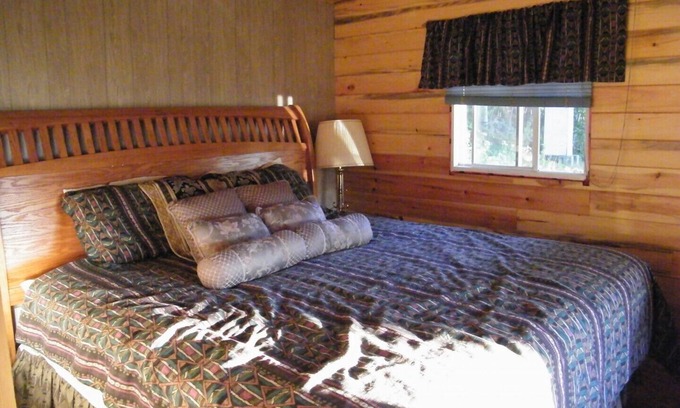 Timiskaming District Cottage | Love Shack-1 bedroom Cottage with two person jet tub