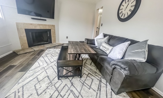 Village Seven Apartment | Lovely 2 bedroom! Close to All.