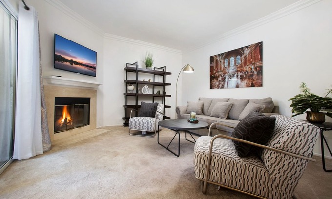 Oak Park House | Lovely 2-bedroom Shadow Ridge townhouse