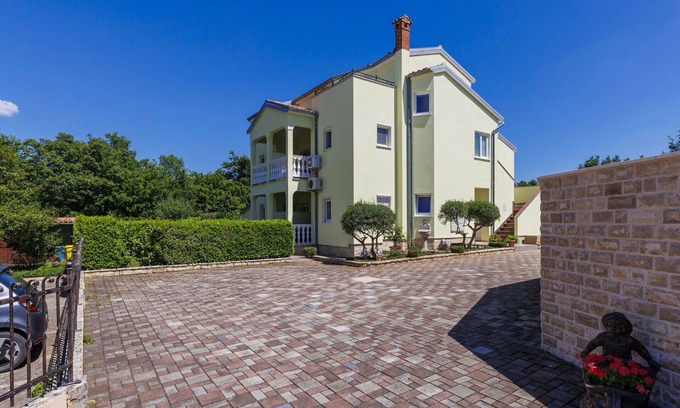 Cancini Apartment | Lovely apartment for 4 people with WIFI, A/C, TV, terrace and parking