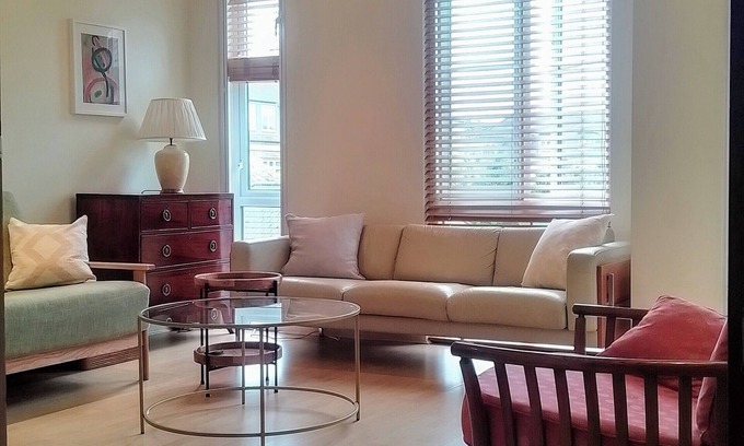 Chiswick Riverside Apartment | Lovely apartment with underground parking + balcony in Kew, Richmond London