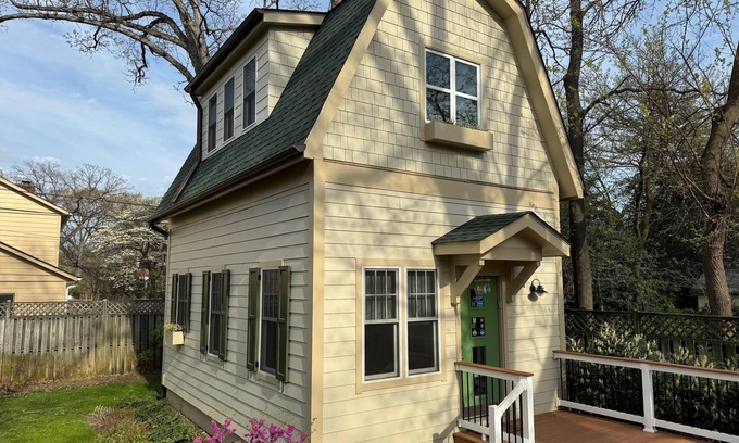 Ashton Heights Cottage | Lovely backyard cottage with easy access to metro, shops, dining!