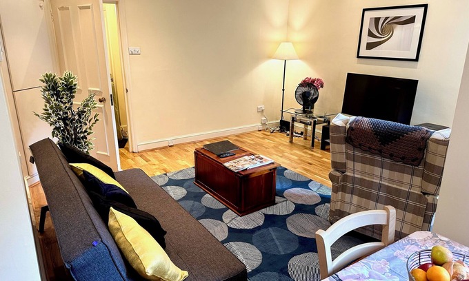 Earl's Court Apartment | Lovely Cozy Vintage Apartment by Kensington