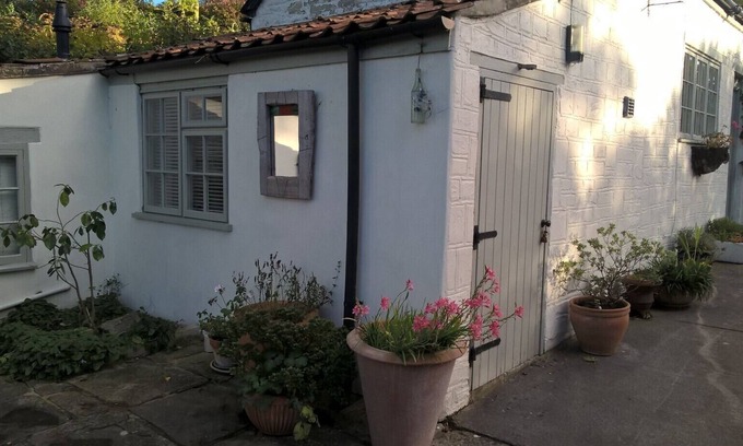 Dundon Bed & Breakfast | Lovely double room with fantastic garden views & breakfast brought to your door!