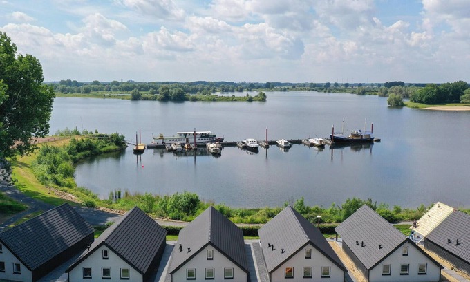 Kerkdriel House | Lovely home in Kerkdriel with lake view