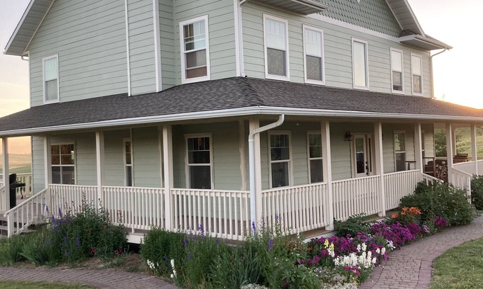 Moscow Bed & Breakfast | Lovely queen room on quiet alpaca farm for 1-2 guests.
