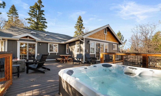 Upper Moonridge Cabin | Lucky Paws
