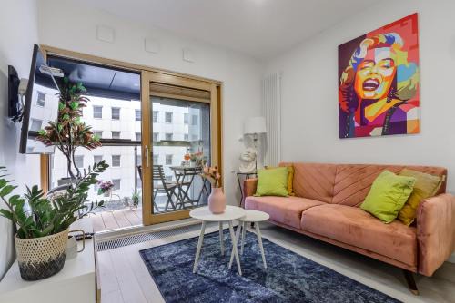 Mirow Apartment | Lumina luxury apartments in Mennica Residence