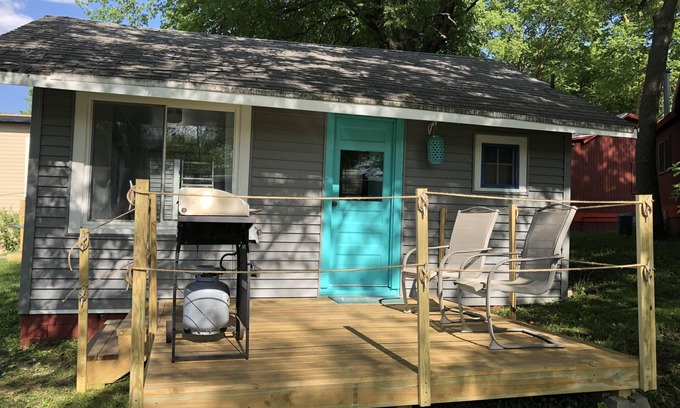 Arnolds Park Cottage | Luna Cottage located 5 min walk from Arnolds Park!