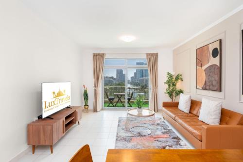 The Greens Apartment | Lux BnB I Una Tower I Lakes View