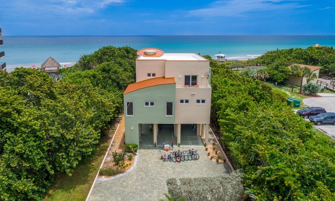 Hutchinson Island South House | Lux Palace ~ON~ beach w/lifeguard! 4 mast.suites, pool, elev. Bedrms <100USD nt