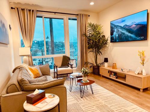 North Queen Anne Apartment | Luxe & Bright Gem - Prime Location, Roof Deck, View