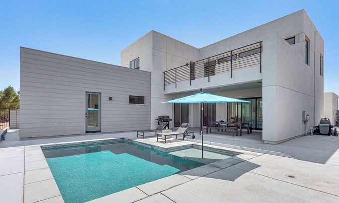 Palm Springs House | Luxe Oasis: Modern Mtn-View Gem in Palm Springs!