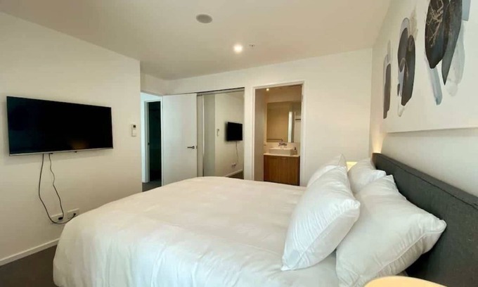 Adelaide Central Business District Apartment | Luxurious 2BR Apt in Adelaide CBD with Pool-Gym-BBQ