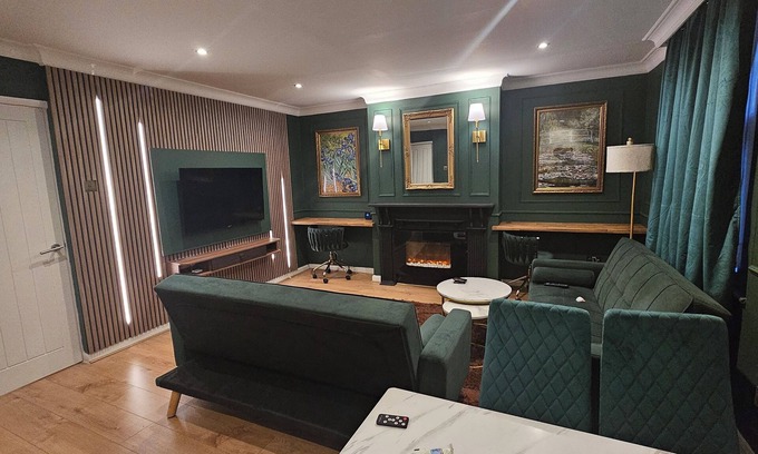 Harrow Apartment | Luxurious Flat 19min from London, 7min to station!