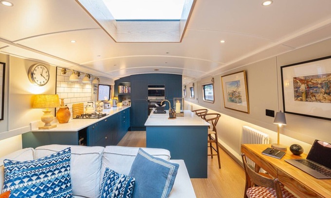 Limehouse Boat Rental | Luxurious houseboat in London