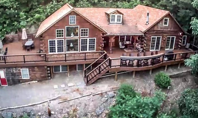Hammondsport Cabin | Luxurious Log Cabin in Woods on Keuka Lake w Prvt Dock & Lake Front