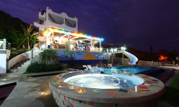 Las Nunez Bed & Breakfast | Luxurious Ocean Front Suites- Spectular Pool & Hot Tub