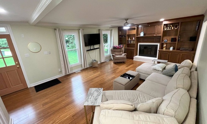 Northwest Raleigh House | Luxurious, Pet-Friendly, 6-bed home near RDU and North Hills w/2-car garage