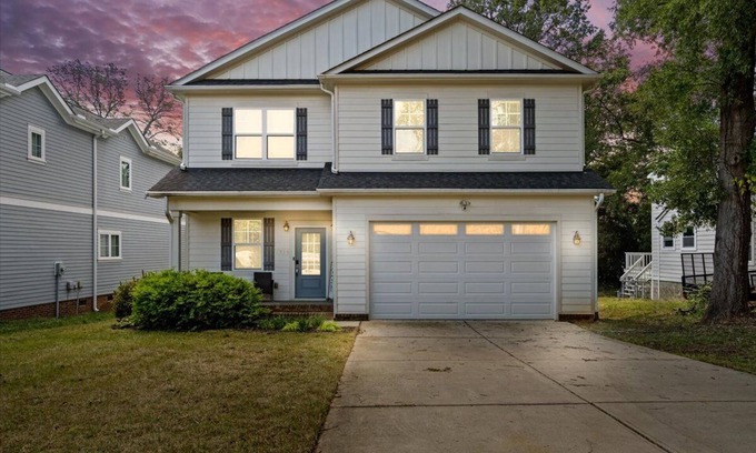 Dilworth House | Luxurious, Sleeps 13, Pool Table & Game Room, Spacious, 5 mins to Uptown