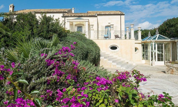 Donnalucata House | Luxurious Villa in Donnalucata with Pool