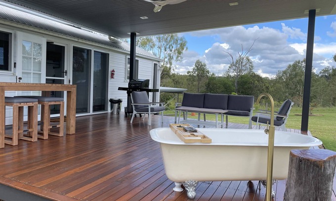 Mount Alford Cottage | Luxury 100yr old workers cottage close to wineries & wedding venues