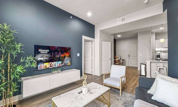 Deep Ellum Apartment | Luxury 2BD | Deep Ellum | Free Parking | Pool+Gym