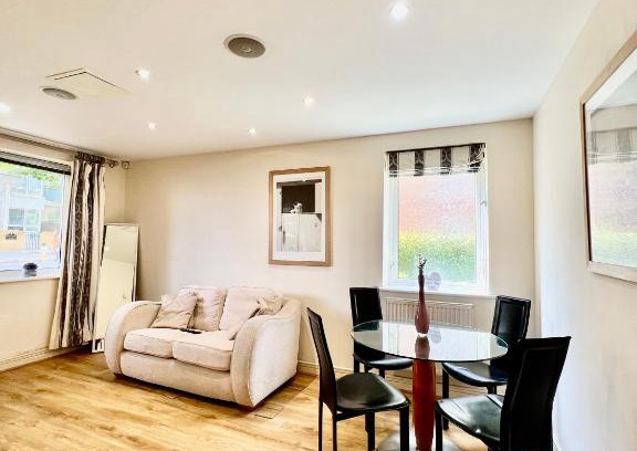 Docklands Apartment | Luxury 3 Bedroom Riverside Home - Canary Wharf & The O2 Arena