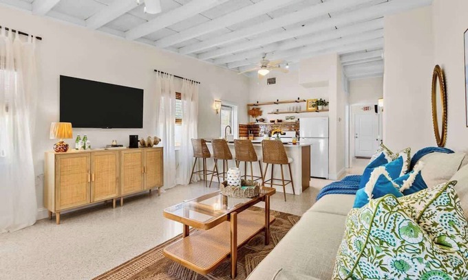 Indian Rocks Beach Cottage | Luxury Beach Bungalow | Walk to Dining & Sunset