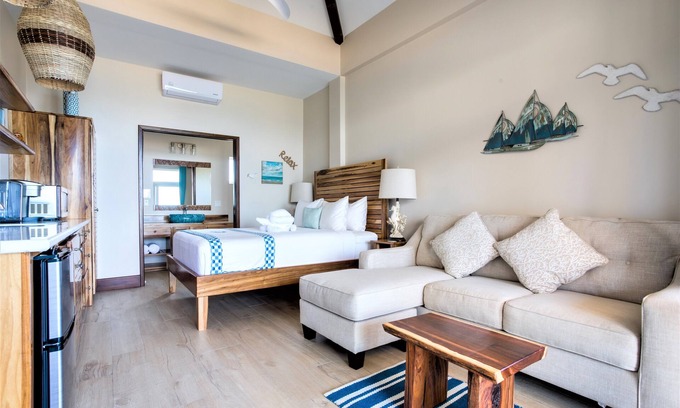 Placencia Resort | Luxury Beachfront Studio with swim up pool bar
