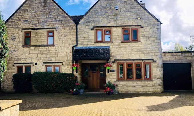Bourton House | Luxury, Central, Bourton-on-the-Water sleeps 6-11*