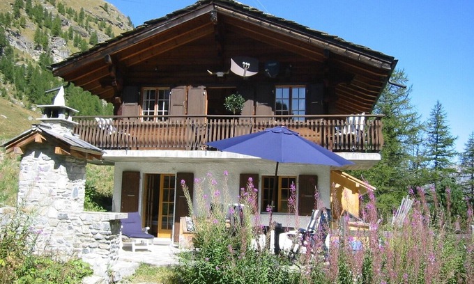 Arolla Ski Chalet | Luxury Chalet in La Monta close to the ski resort of Arolla, Evolène, free wifi.