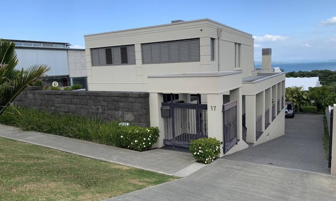 Mairangi Bay Apartment | Luxury Clifftop Guest Suite By The Sea