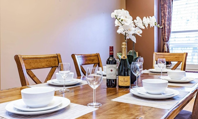 West Edmonton House | Luxury Escape, A/C, Ping-Pong, 👨‍👩‍👧‍👦 Friendly, BBQ, Heated Garage