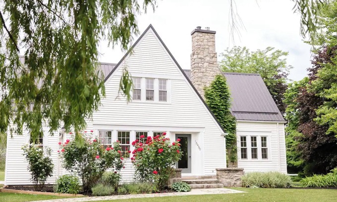 Niagara-on-the-Lake House | Luxury Farmhouse in Niagara-On-The-Lake: Waterfront & Vineyard Views