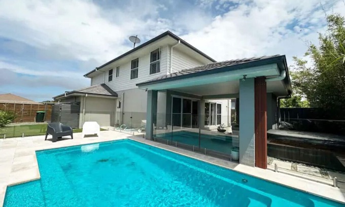 Shell Cove House | Luxury Home Pool & Spa only 400 Metres from Shell Cove Marina & Close to Beaches