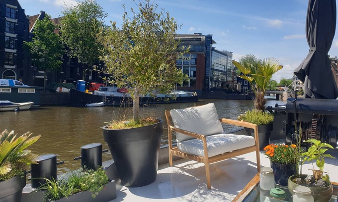 Nieuwmarkt en Lastage Boat Rental | Luxury houseboat in Amsterdam Center!