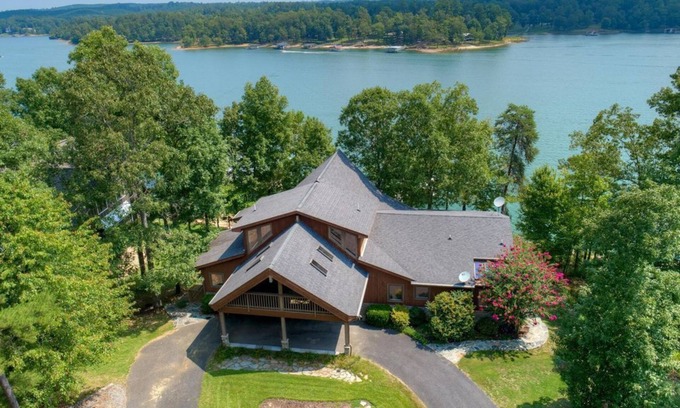 Stoney Point Landing House | Luxury Lakeside Retreat