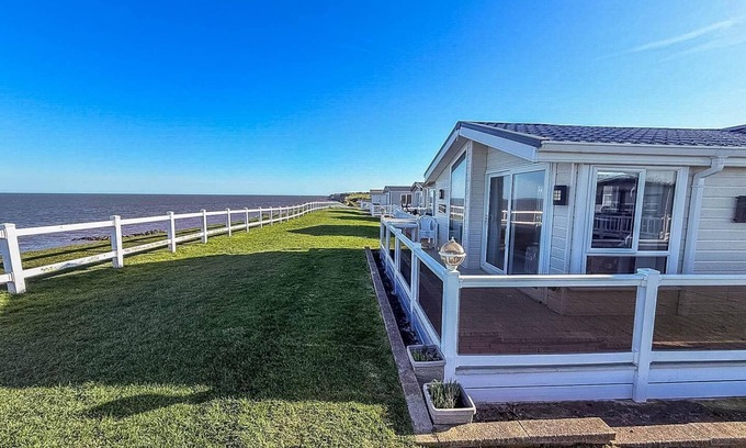 Hopton on Sea Cabin | Luxury lodge with stunning sea views at Hopton Haven Park ref 80055S