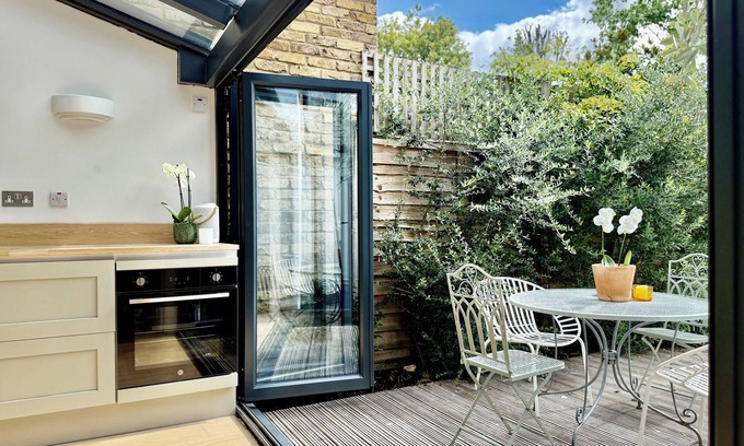 North Richmond Apartment | Luxury London 4Bd/3Bth Apartment w Garden/Parking (child/pet friendly!)