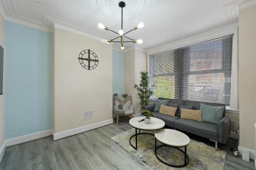 Tottenham Apartment | Luxury London Home with Large Garden