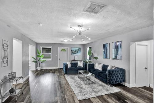 Golden Glades House | Luxury Miami Retreat