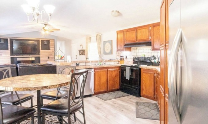 Thackerville House | LUXURY RETREAT/PICKLEBALL COURT, less than 3 miniutes from Winstar Casino!